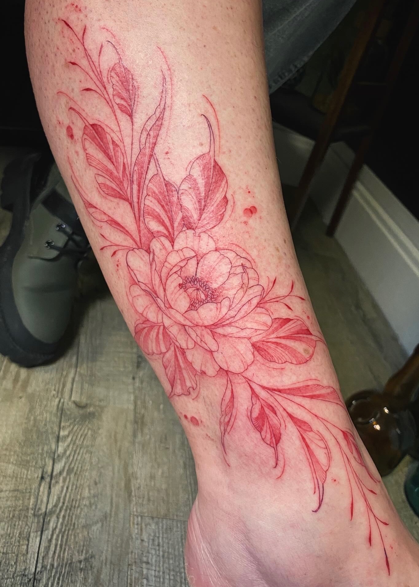 tattoo pivoine rouge lignes fines