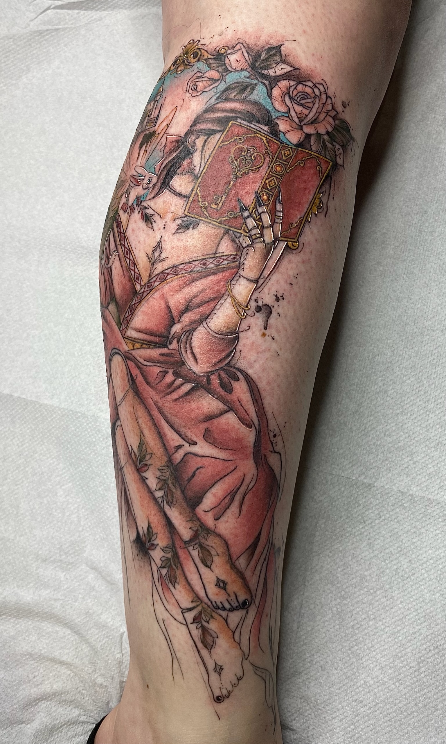 tattoo sur la jambe de livre fantastique en couleurs